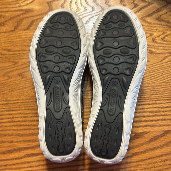NIB! Skechers Relaxed fit, memory foam slip on shoes. Women’s size 9.5 - Picture 4 of 6